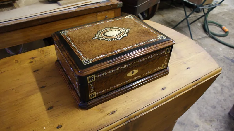 Mobilier plaqué et travail de restauration