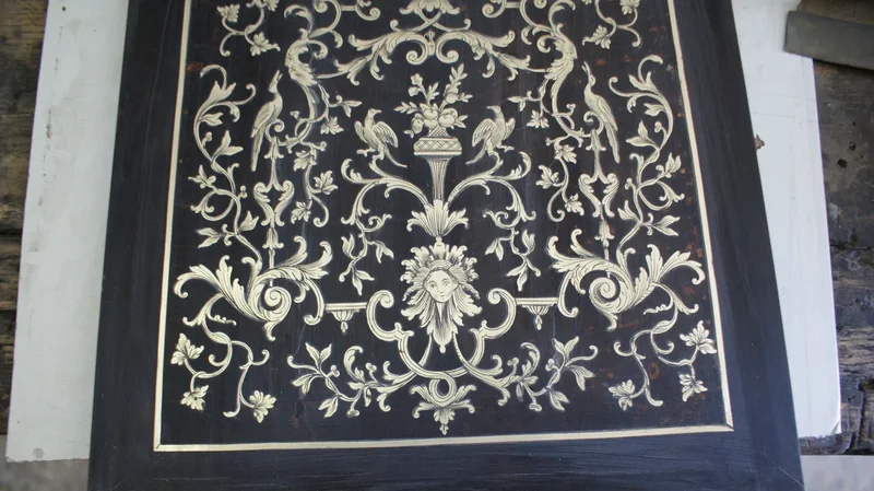 Cartel en marqueterie Boulle et travail de restauration