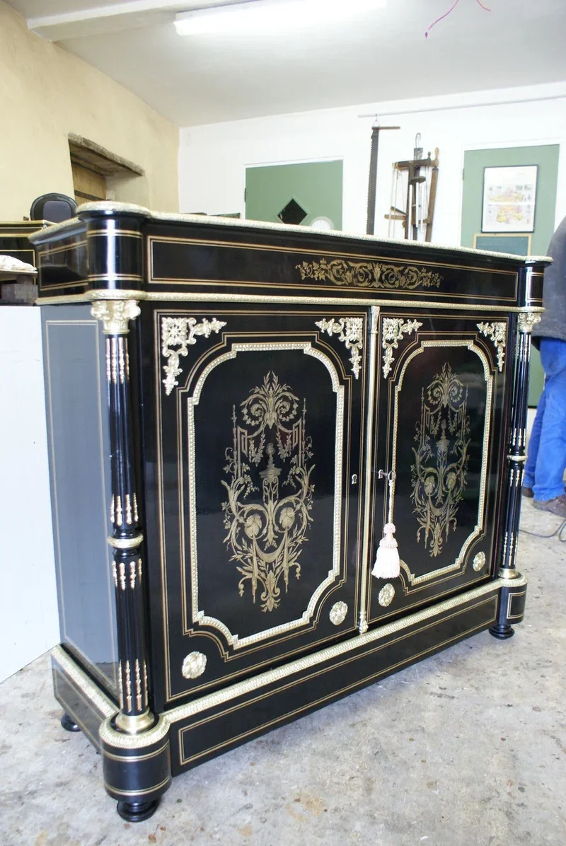 Mobilier plaqué et travail de restauration