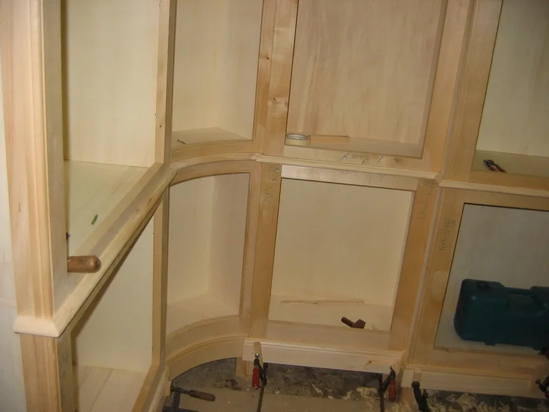 Bibliothèque en fabrication à l’atelier