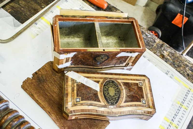 Mobilier plaqué et travail de restauration