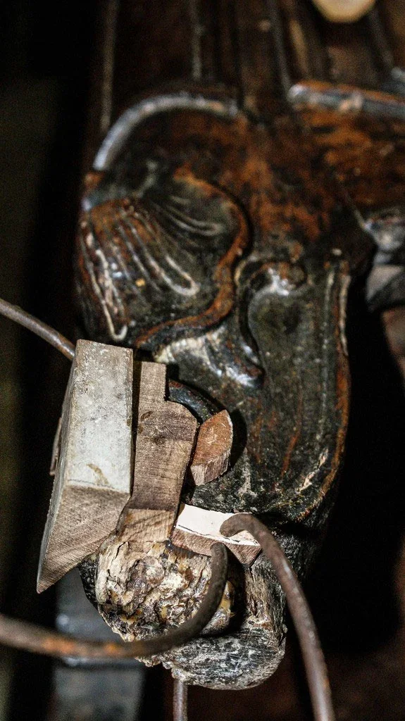 Pièces de bois greffées sur le pied avant