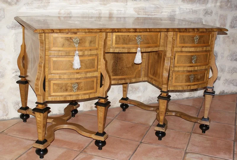 Mobilier plaqué et travail de restauration