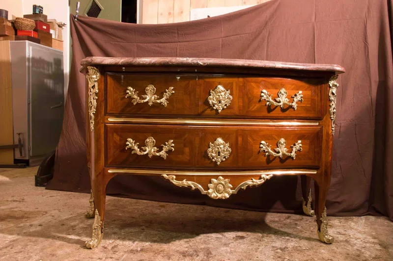 Mobilier plaqué et travail de restauration