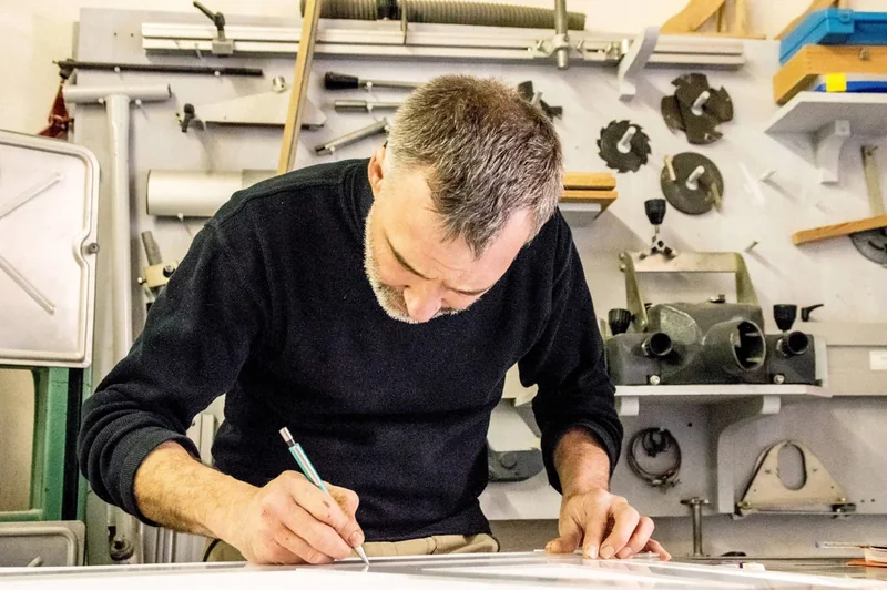 Artisan au travail à l’établi