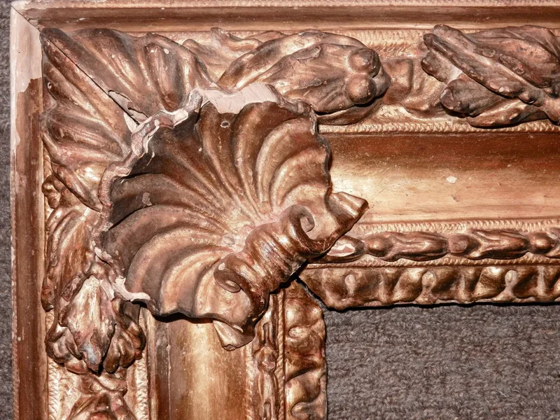Sculpture de bois et cadre doré