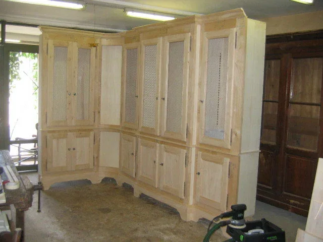 Bibliothèque en fabrication à l’atelier