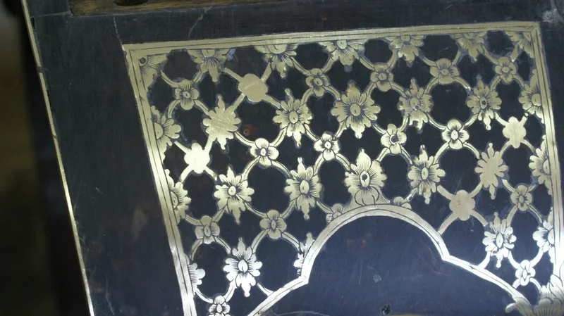Cartel en marqueterie Boulle et travail de restauration