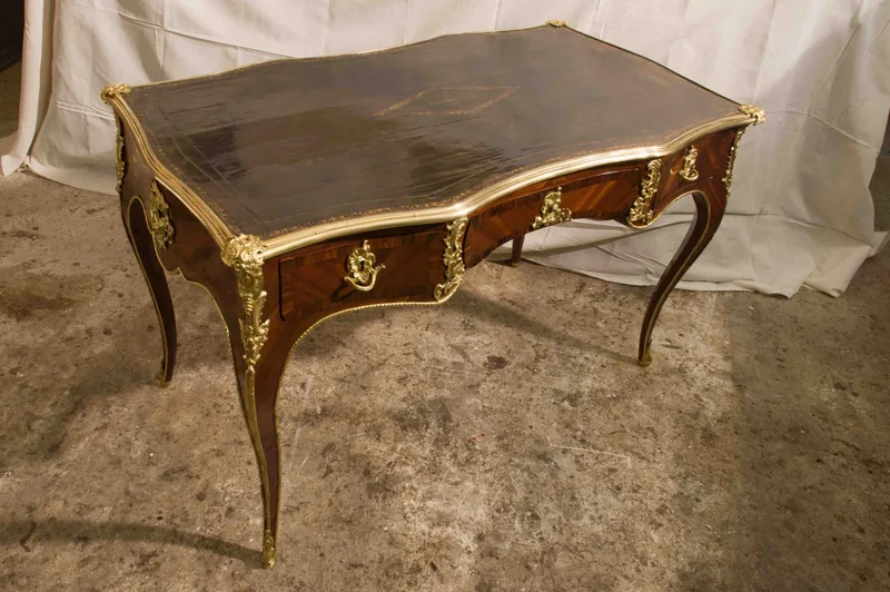 Mobilier plaqué et travail de restauration
