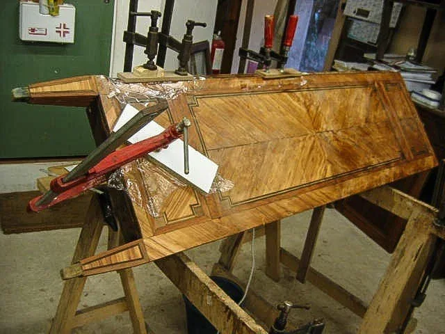 Mobilier plaqué et travail de restauration