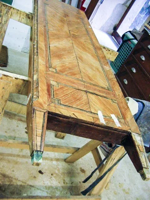 Mobilier plaqué et travail de restauration
