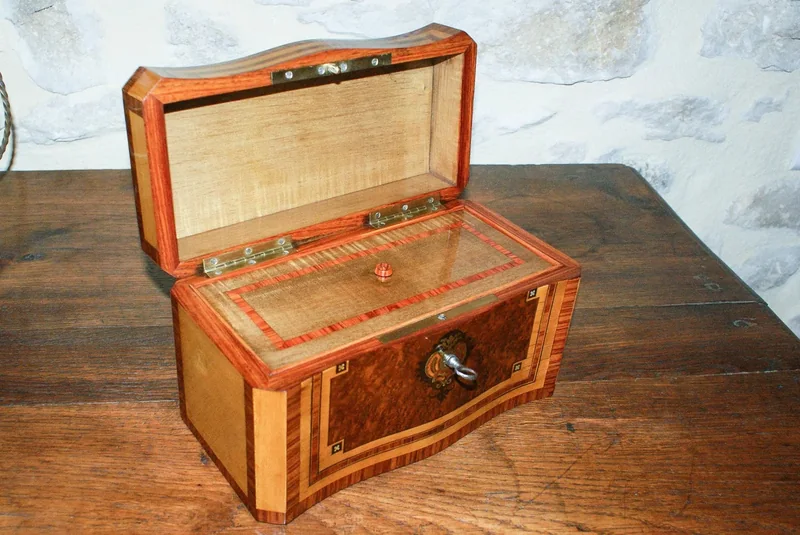 Mobilier plaqué et travail de restauration