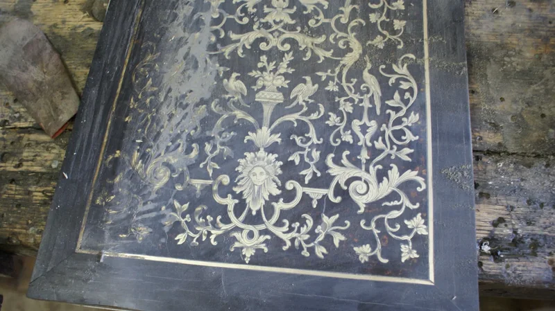 Cartel en marqueterie Boulle et travail de restauration