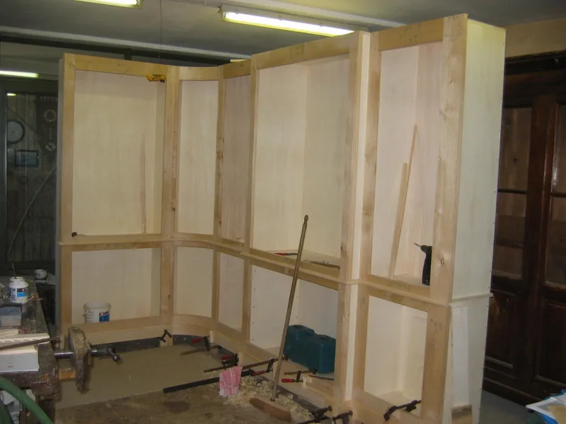 Bibliothèque en fabrication à l’atelier