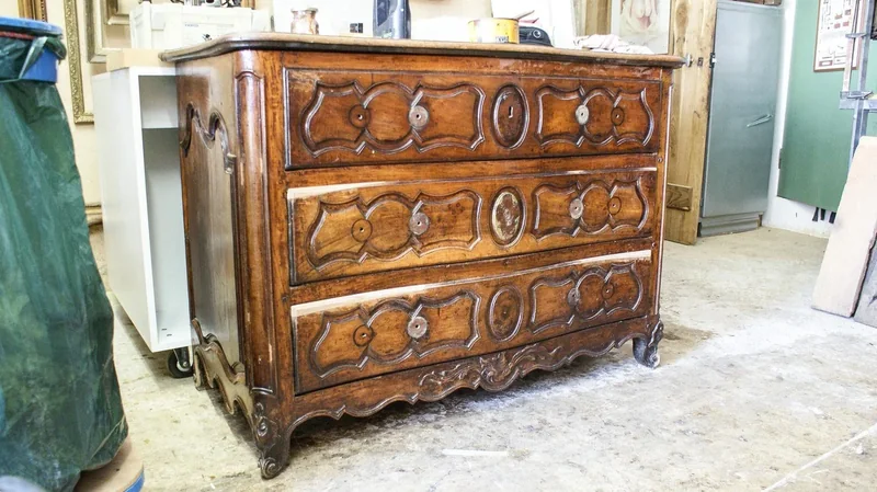 Commode réparée avant décapage