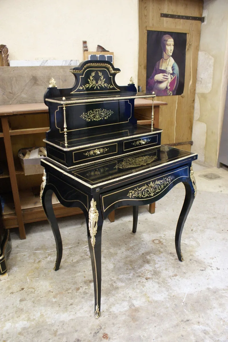 Mobilier plaqué et travail de restauration