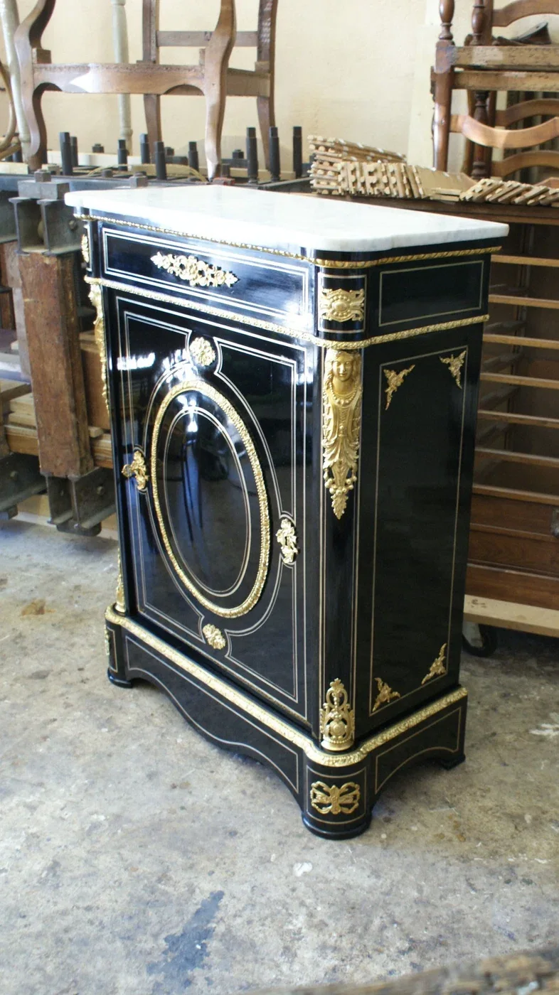 Mobilier plaqué et travail de restauration