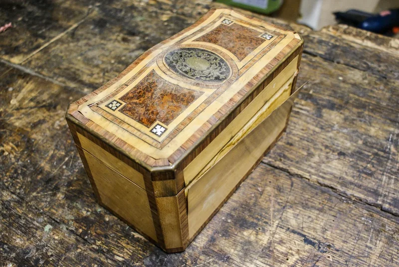 Mobilier plaqué et travail de restauration