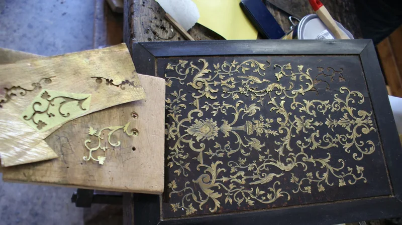 Cartel en marqueterie Boulle et travail de restauration