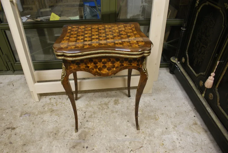 Mobilier plaqué et travail de restauration