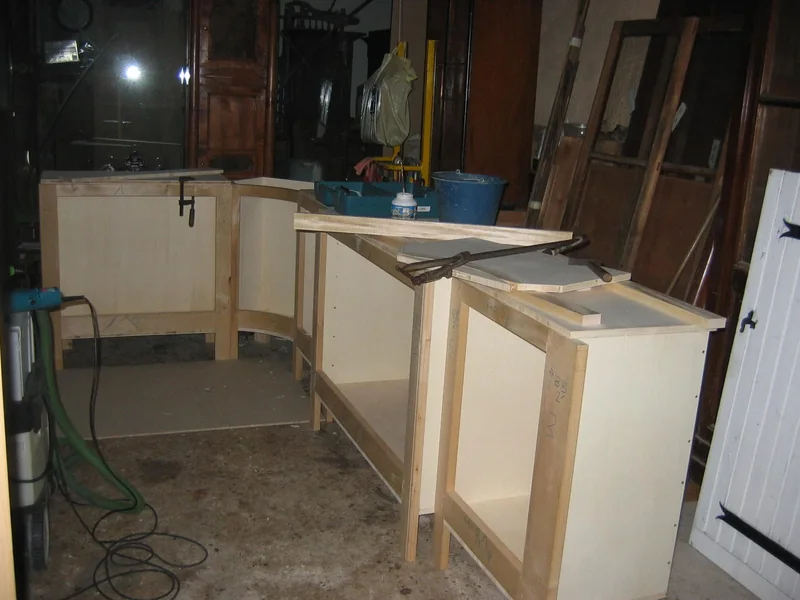 Bibliothèque en fabrication à l’atelier