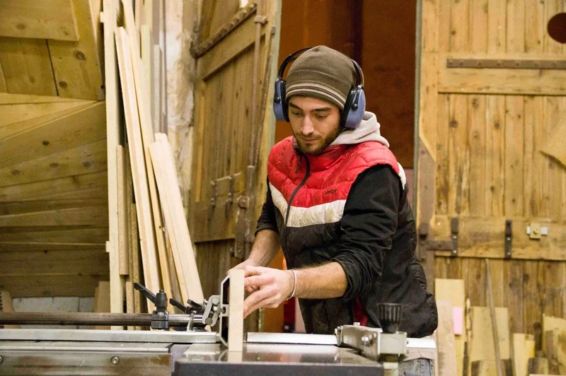 Thomas au travail dans l’atelier