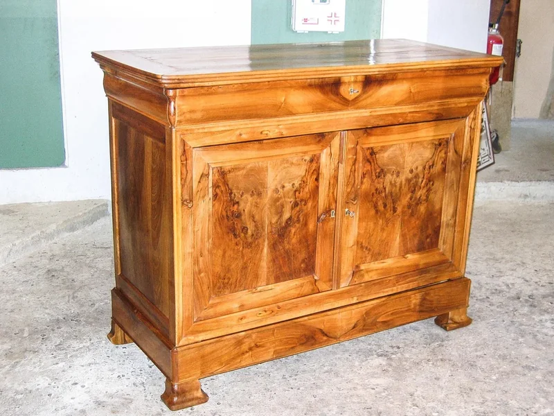 Mobilier plaqué et travail de restauration