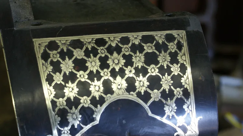 Cartel en marqueterie Boulle et travail de restauration